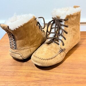 UGGS Chickaree Boots – Warm & Cozy • Women’s Size 6 • Cottagecore • Boho